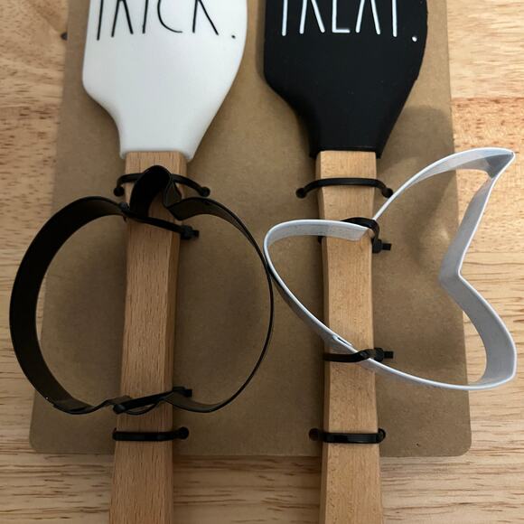 Rae Dunn Halloween Rubber Spatulas and Cookie Cutters - 4 Total Pieces - NWT - Picture 3 of 5